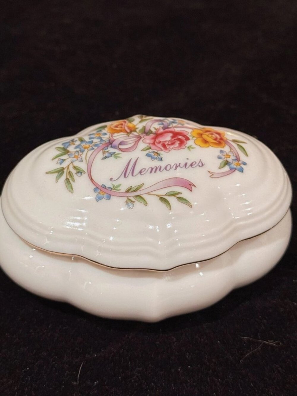 1983 Avon Memories Porcelain Music Trinket Box Plays Try To Remember Vintage